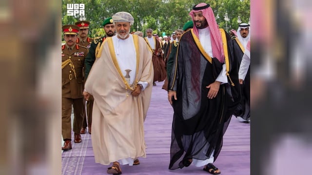 سلطان عمان يصل إلى جدة وولي العهد في مقدمة مستقبليه