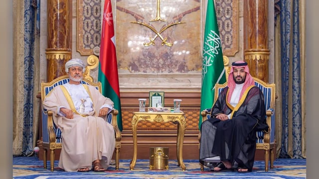 ولي العهد يلتقي سلطان عُمان ويستعرضان مجالات التعاون الثنائي وتطورات الأوضاع بالمنطقة