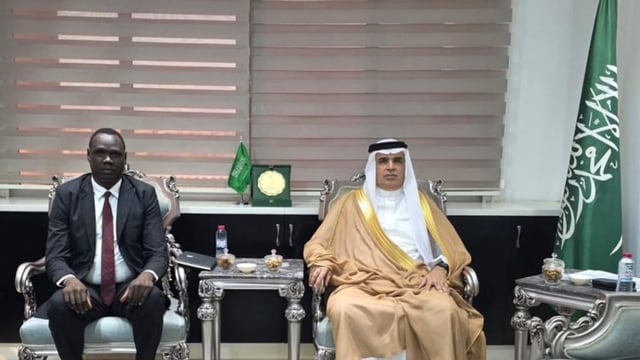 سفير خادم الحرمين الشريفين في السودان يبحث التعاون مع دبلوماسي جنوب السودان