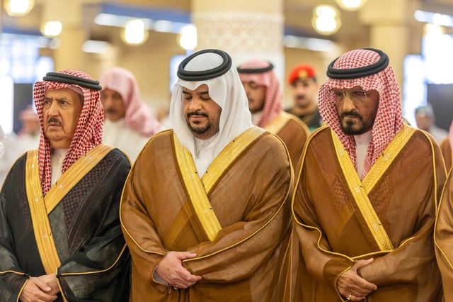 نائب أمير الرياض يتقدم المصلين على الأمير عبدالعزيز بن سعود بن ناصر
