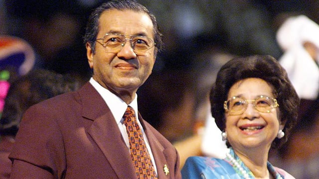 مهاتير محمد يبكي أمام نعش زوجته ستي حسمة بعد 70 عاماً من الزواج