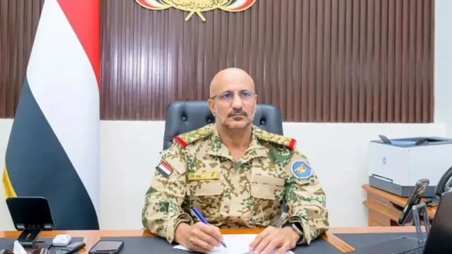 نائب رئيس مجلس القيادة اليمني: تشكيل مركز قيادة بديل في مكان آمن يعيد تجميع القوات