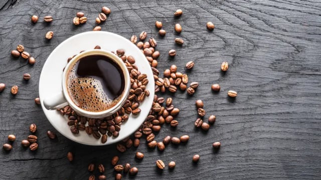 دراسة: الإفراط في القهوة قد يضعف عظام النساء مع تقدم العمر