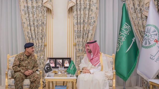 وزير الدفاع يبحث مع قائد الجيش الباكستاني آليات مواجهة الاعتداءات على المملكة وفق اتفاقية مكة للدفاع المشترك