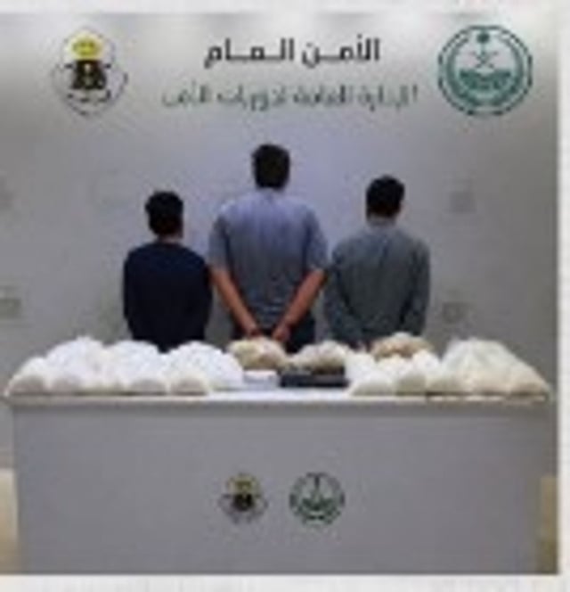 دوريات الأمن بجدة تقبض على باكستانيين وأفغاني لترويجهم 42 كيلوجرامًا من الشبو المخدر