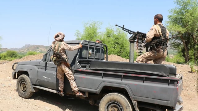 بعد السيطرة على المخا.. عناصر حوثية تنشق عن قياداتها وتفر بأسلحة خفيفة