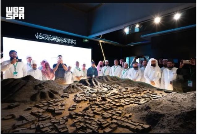 ضيوف برنامج خادم الحرمين يزورون المعرض والمتحف الدولي للسيرة بالمدينة المنورة