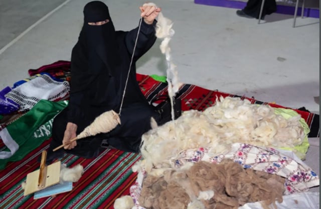 غزل الصوف حرفة نسائية متوارثة تحفظ ملامح التراث في الحدود الشمالية