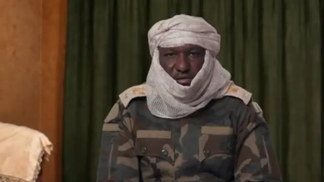 انشقاق قائد مجموعة مهام خاصة عن الدعم السريع مع 300 ضابط وجندي