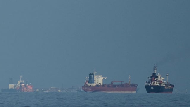 الحرس الثوري الإيراني يعلن اصطدام 3 ناقلات نفط بألغام في مضيق هرمز