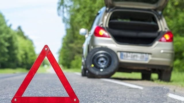التصرف السليم عند تعطل المركبات على الطريق.. 3 تنبيهات من إدارة المرور