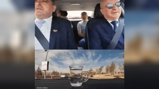 بكوب ماء.. وزير النقل السوري يختبر جودة طريق مطار دمشق