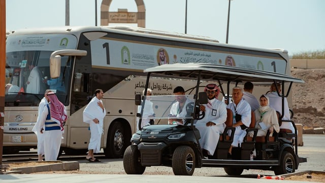ضيوف برنامج خادم الحرمين الشريفين يغادرون المدينة المنورة متجهين إلى مكة للعمرة