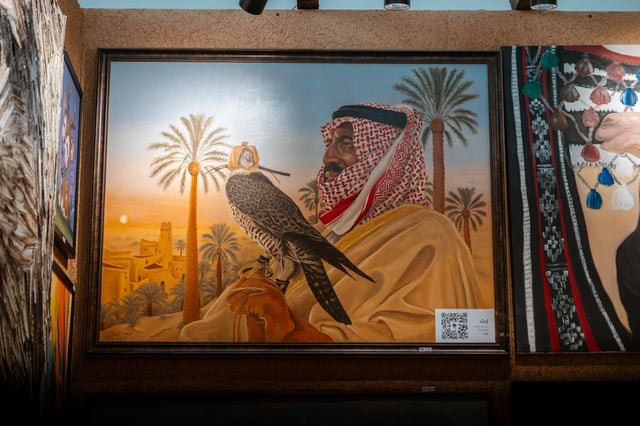 «الشموخ».. عمل فني يستلهم محبة الملك سلمان ورمزية الصقر بمعرض الصقور والصيد السعودي الدولي 2026