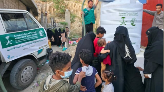 مركز الملك سلمان للإغاثة يضخ المياه الصالحة للشرب في محافظتي تعز ولحج