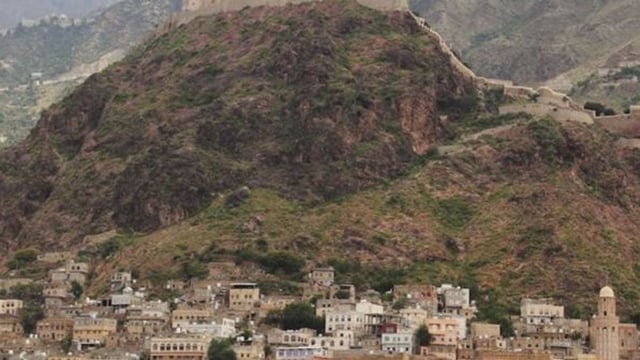 السلطة المحلية بتعز تدين منع مليشيا الحوثي دخول صهاريج المياه وتحذر من تفاقم الكارثة الإنسانية