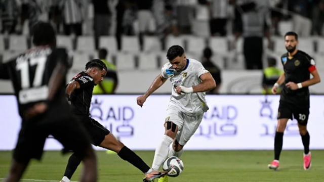 الشباب يفوز على التعاون بثلاثية نظيفة في دوري المحترفين