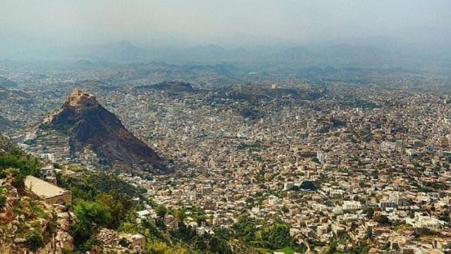 مليشيا الحوثي تقصف مستشفى الصفوة في تعز