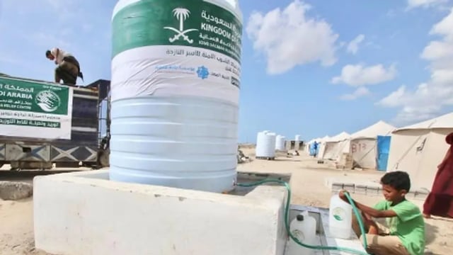 مركز الملك سلمان للإغاثة يضخّ المياه الصالحة للشرب للنازحين في عدن