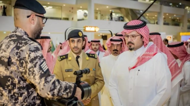 أمير المدينة المنورة يزور جناح وزارة الداخلية في معرض الصقور والصيد السعودي 2026
