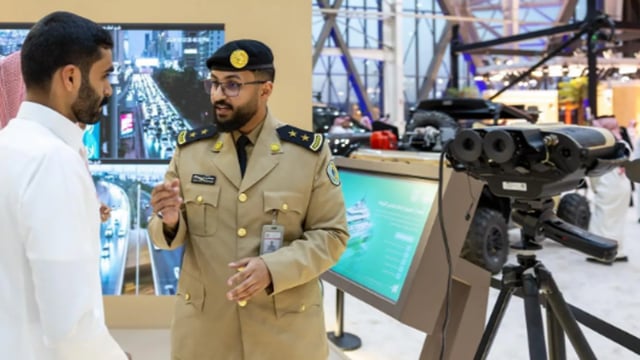 حرس الحدود يستعرض نظام المراقبة الحراري المحمول في معرض الصقور والصيد السعودي