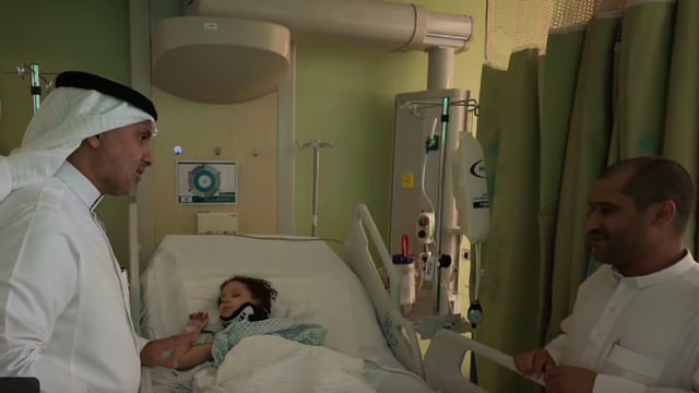 أمير منطقة حائل يطمئن على صحة طفلة بعد إصابتها في الاعتداء على مطار الملك خالد