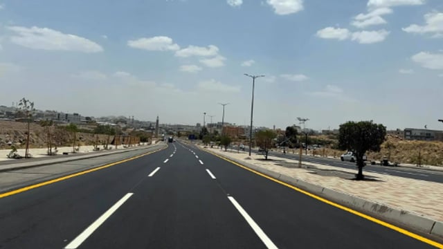 أمانة عسير تُنجز تطوير طريق الخمسين بخميس مشيط لتعزيز السلامة المرورية