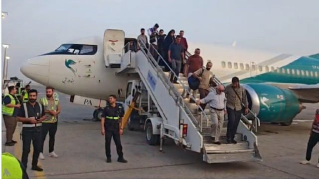 مطار النجف الدولي بالعراق يستقبل أول طائرة إيرانية بعد توقف الرحلات