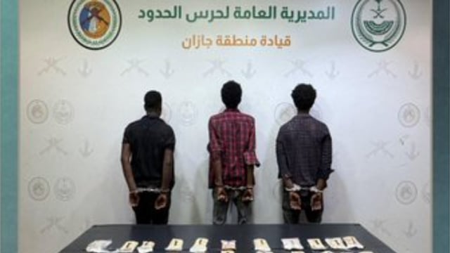 حرس الحدود بجازان يقبض على 3 إثيوبيين لتهريبهم 22,488 قرصًا من مادة الإمفيتامين