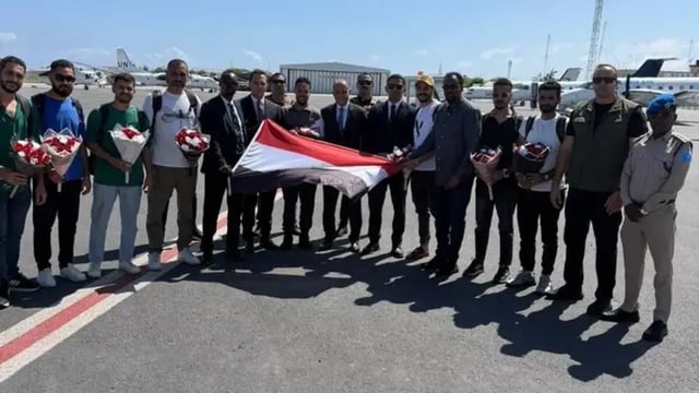 بعد 151 يوما مخطوفين.. البحارة المصريون يصلون مقديشو تمهيدا للعودة إلى القاهرة