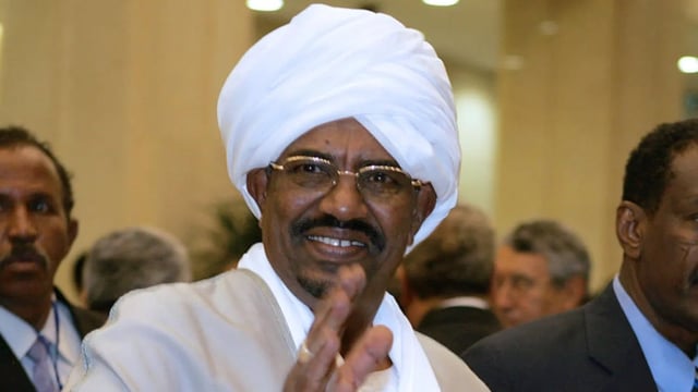 نقل عمر البشير إلى مستشفى عسكري في الخرطوم.. ومحاميه يطالب بعلاجه خارج السودان