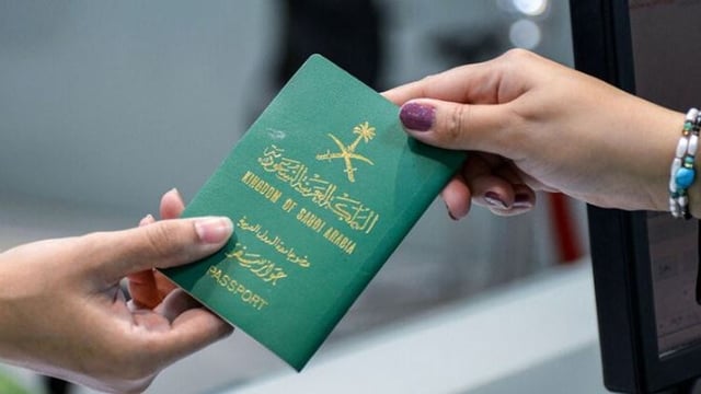 «الجوازات» توضح شروط تجديد جواز السفر إلكترونيًا عبر «أبشر»