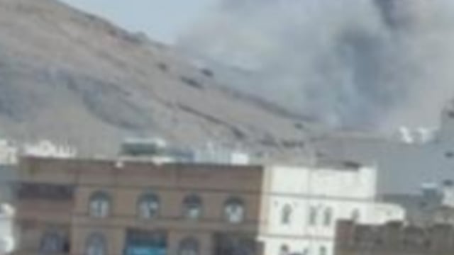 انفجارات متواصلة ودخان من أنفاق جبل صرع في نهم بمحافظة صنعاء