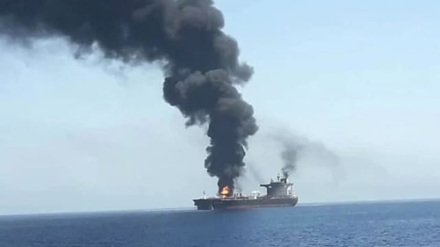 هيئة بريطانية: مقذوف مجهول يستهدف سفينة على بُعد 13 ميلًا بحريًا من الإمارات