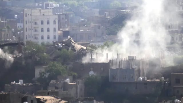قصف حوثي لمناطق سكنية جنوب شرقي تعز يقتل شخصا ويصيب 5 آخرين