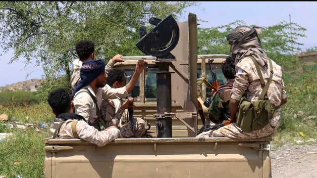 القوات الحكومية اليمنية تعلن السيطرة على باب المندب ومطار ذوباب وبدء عملية «فجر اليمن»