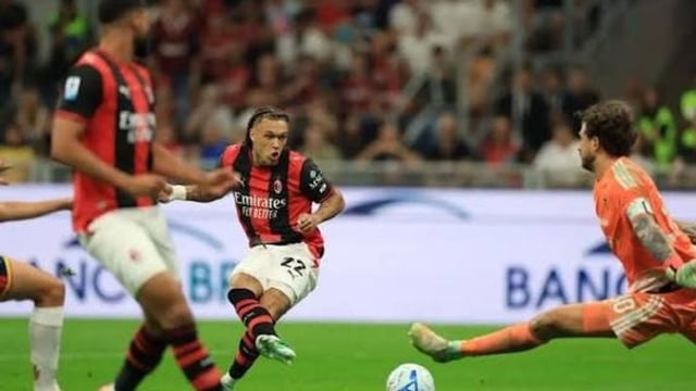 ميلان يتعادل مع ساسولو ويبتعد عن مزاحمة روما في الدوري الإيطالي