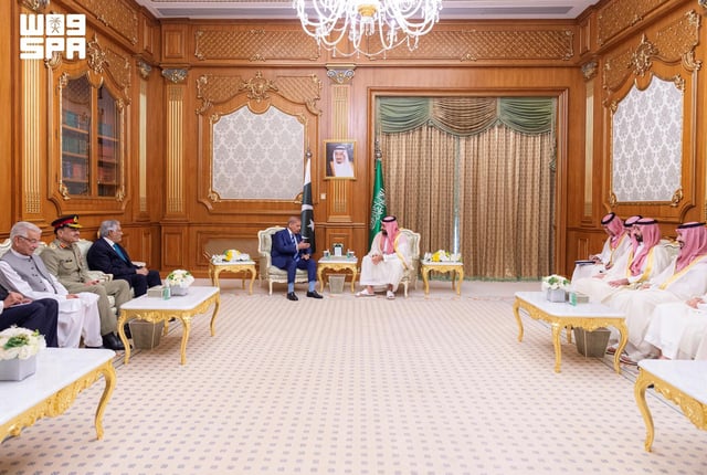 ولي العهد يبحث مع رئيس وزراء باكستان مجالات التعاون المشترك وسبل تطويرها