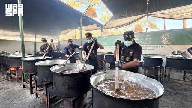 مركز الملك سلمان للإغاثة يوزع 24,500 وجبة غذائية ساخنة في غزة
