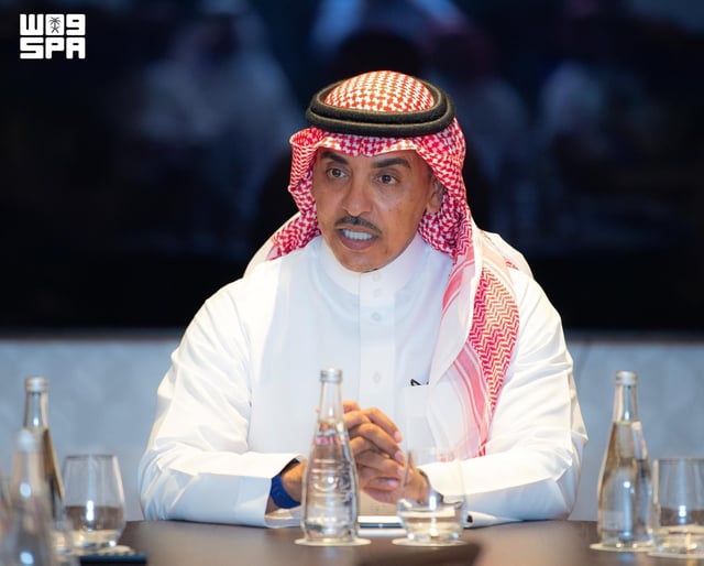 وزير الإعلام يلتقي الوفد الإعلامي المرافق لزيارة ولي العهد في باريس