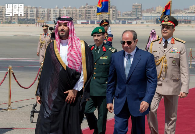 ولي العهد يصل القاهرة وفي مقدمة مستقبليه الرئيس المصري