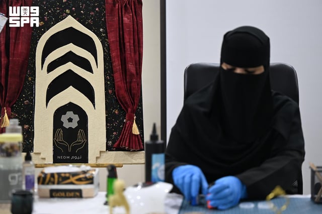 فن الريزن في تبوك يجذب المهتمين بالحرف ويعكس هوية المنطقة
