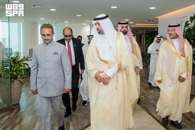 وزير الموارد البشرية يبحث مع وزير الدولة للشؤون الخارجية الهندي تعزيز التعاون في المجالات العمالية