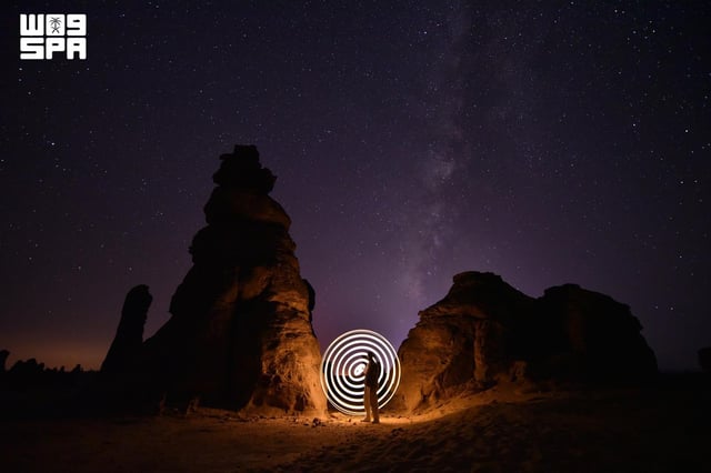 سماء العلا وتكويناتها الصخرية تجذب عشاق التصوير والسياحة الفلكية