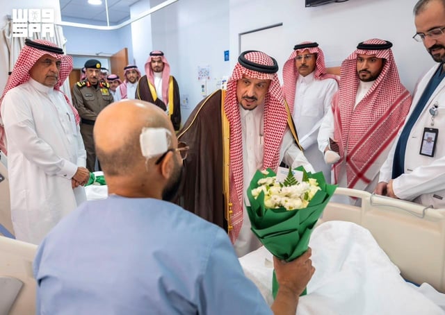 أمير الرياض يزور مصابي الهجوم الحوثي على مطار الملك خالد ويوجه بتوفير الرعاية