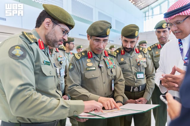 اللواء صالح المربع يتفقد جاهزية منصات الجوازات في صالة 4 بمطار جدة