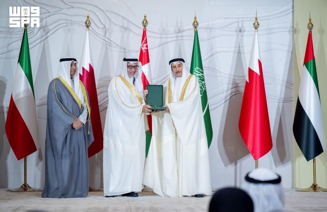 مجلس التعاون يكرم عبدالله الزويد بوسام الكفاءات في الخدمة المدنية