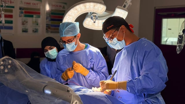 مركز زراعة القوقعة بمستشفى الملك فهد بجازان يُجري لأول مرة عملية نوعية باستخدام الذراع الروبوتية “OtoDrive”
