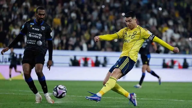 النصر يتخطى التعاون ويواصل مطاردة الهلال المتصدر