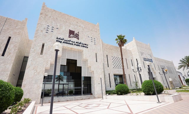 أبرزها مقتنيات رينتز وسنوك وسليفيرا وأليس.. المجموعات الخاصة بمكتبة الملك عبدالعزيز العامة تفتح آفاق البحث العلمي للدارسين